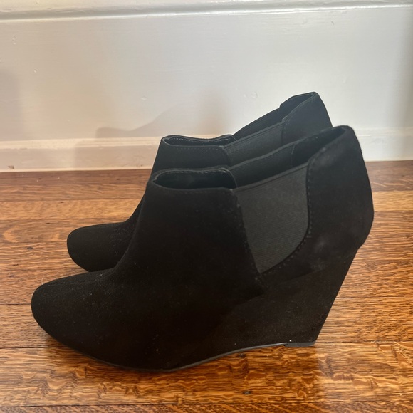 Vince Camuto Black Bootie - Picture 5 of 7